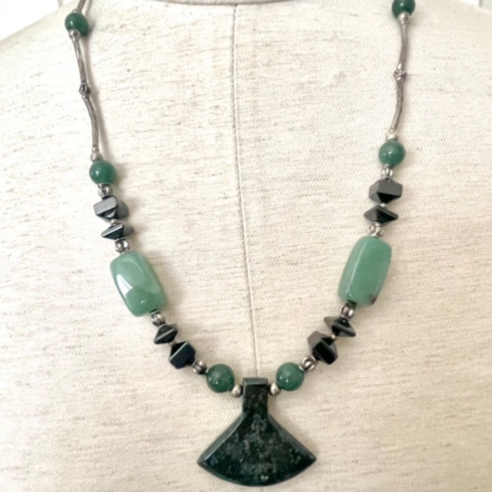 Agate, aventurine and hematite pendant necklace